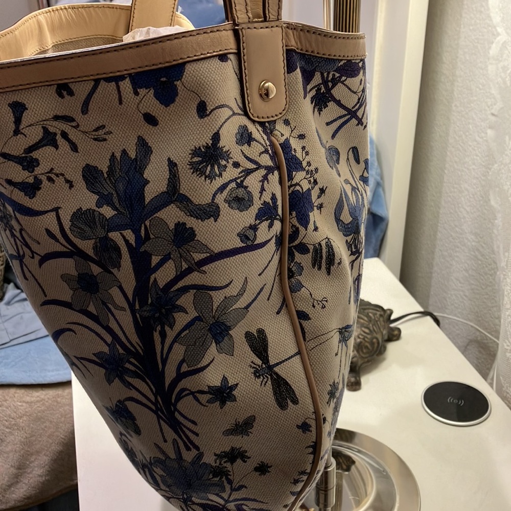 Authentic Gucci - Picture 4 of 8